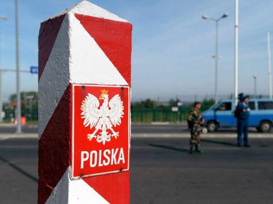 Ранены два солдата: 60 нелегальных мигрантов пытались прорваться в Польшу