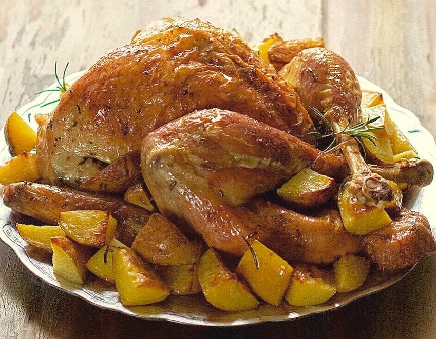 Сколько готовить цыпленка в духовке. Цыпленок в духовке. Курица в аджике. Фермерская курица в духовке. Форма для запекания курицы.