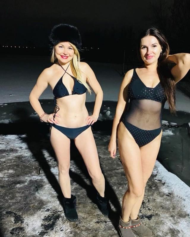 Девушки, которые не побоялись нырнуть в ледяную прорубь Девушки, которые не побоялись нырнуть в ледяную прорубь картинки,позитив