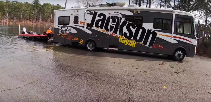 Собака случайно утопила дом на колесах