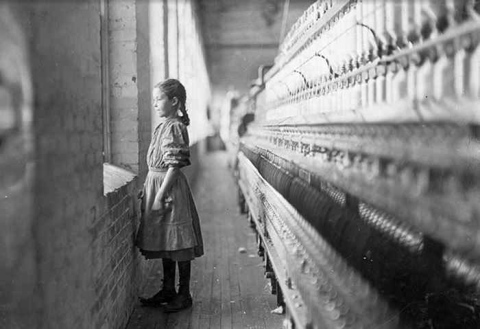 Судьба большинства детей из рабочего класса с культовых снимков, вроде этой десятилетней фабричной работницы, которая тоскует по свежему воздуху, обычно неизвестна. Мальчикам из Лондона повезло, что история сохранила их имена. Фотография американца Льюиса Хайна.