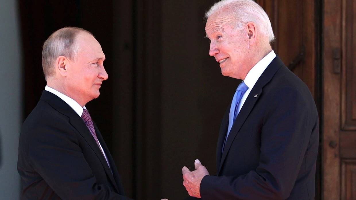 Песков заявил, что у Путина нет планов обсуждать с Байденом итоги саммита в Женеве