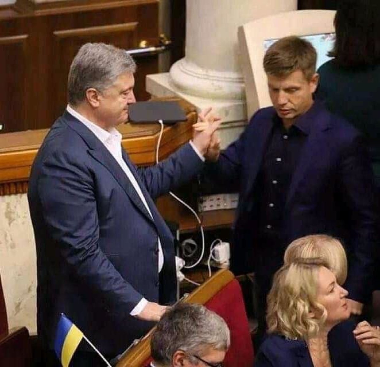«Интимное» фото Порошенко и Гончаренко высмеяли в Сети