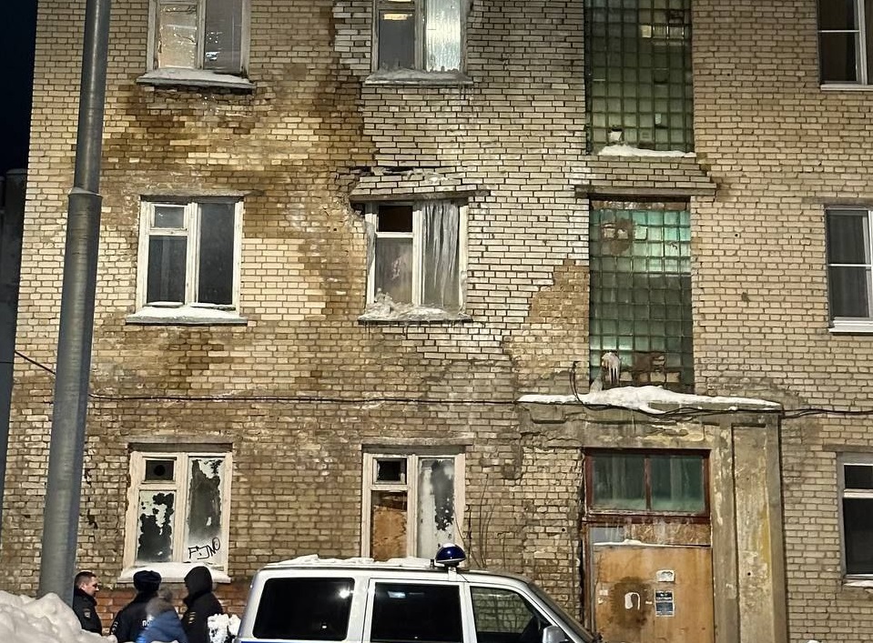 В подмосковном городе Пересвет треснул дом -  жителей эвакуировали