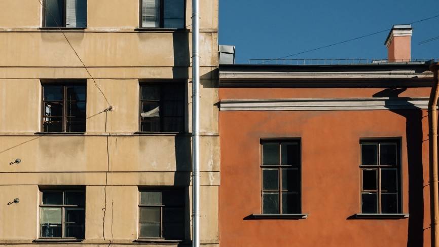 Уфимская пенсионерка выпала из окна и приземлилась на крышу магазина