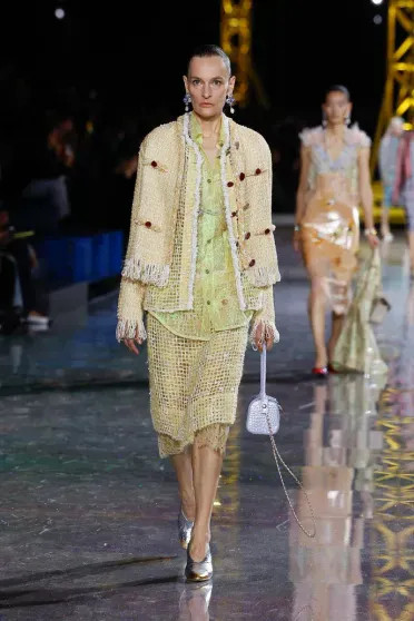 Неделя моды в Париже: Марго Робби (с каре), Кайли Миноуг, Лили-Роуз Депп и Ольга Карпуть среди гостей, российские модели — на подиуме на показе Chanel Chanel, показе, осеньзима, Кайли, Париже, Миллер, Евсеева, Берзения, Images, Уинфри, ЛилиРоуз, подиум, Миноуг, Марго, новой, Робби, нулевых, 2026Адица, 2026Вика, Консани