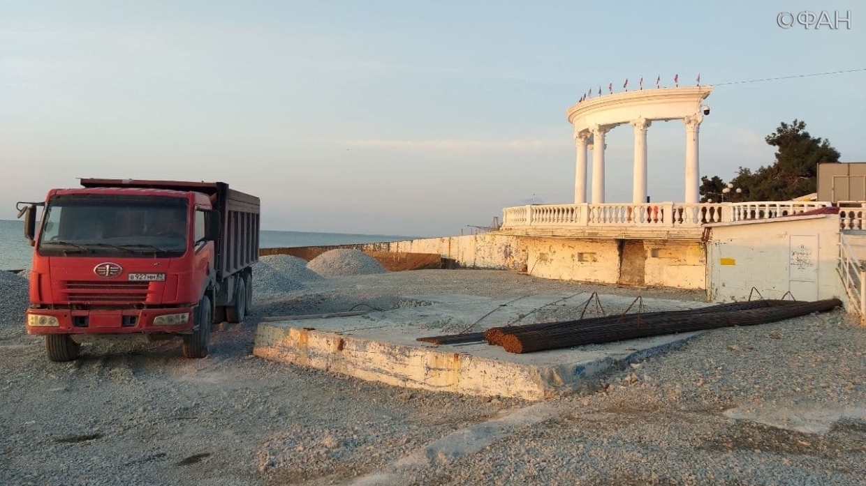В Крыму показали, как в Алуште проходит ремонт разбитой набережной у ротонды