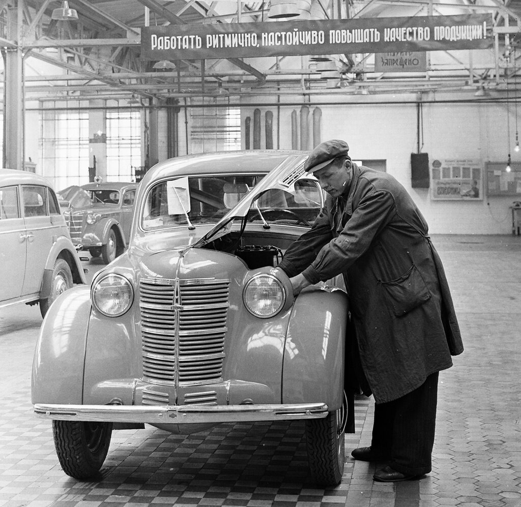 Первые автомобили 1953 годаВалентин Хухлаев, 5 января 1953 года, из архива Валентина Хухлаева.
