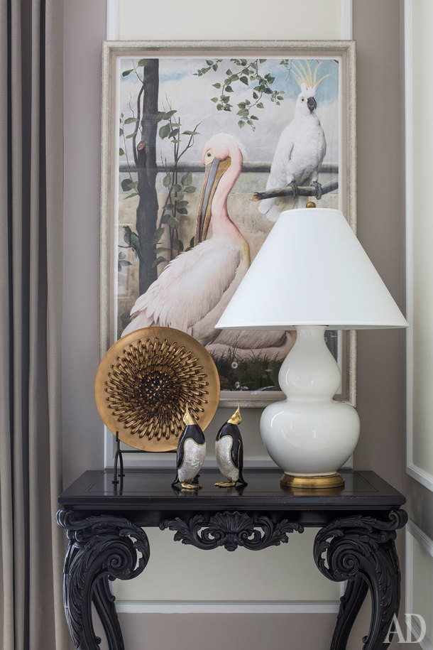 Фрагмент столовой. Консоль Chelini, Лампа Ralph Lauren Home, картина Trowbridge Gallery, декор из интерьерных магазинов в Лондоне. Портьера из ткани Dedar Contemporary. Фрагмент столовой. Консоль Chelini, Лампа Ralph Lauren Home, картина Trowbridge Gallery, декор из интерьерных магазинов в Лондоне. Портьера из ткани Dedar Contemporary.