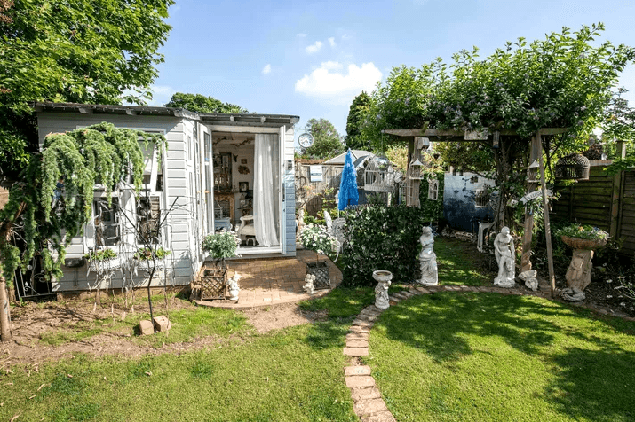 Она сделала из старого сарая микро-особняк, чтобы укрыться в нем от мужа и детей Она сделала из старого сарая микро-особняк, чтобы укрыться в нем от мужа и детей