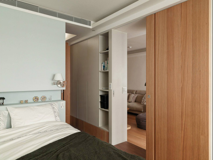 Спальня в небольшой двухкомнатной квартире.