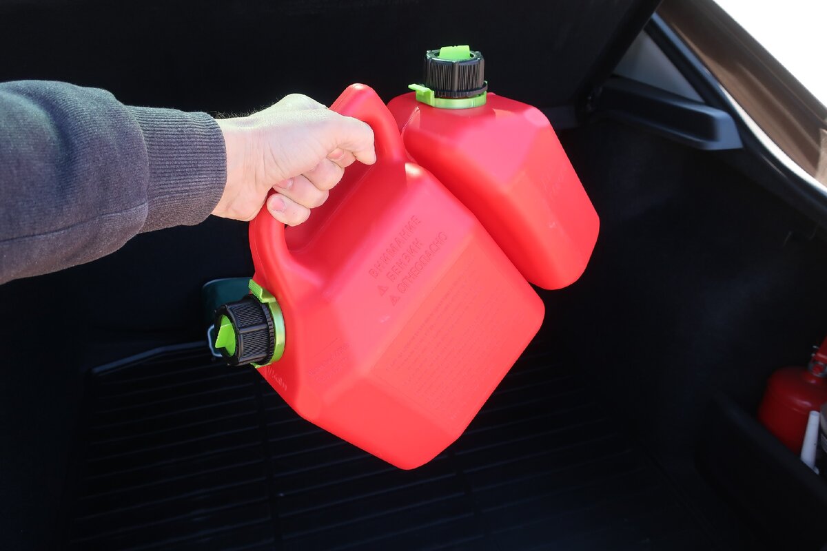 Можно хранить бензин в пластиковой канистре. Канистра для бензина. Канистра для бензина пластиковая. Канистра 2 литра. Канистра защита.