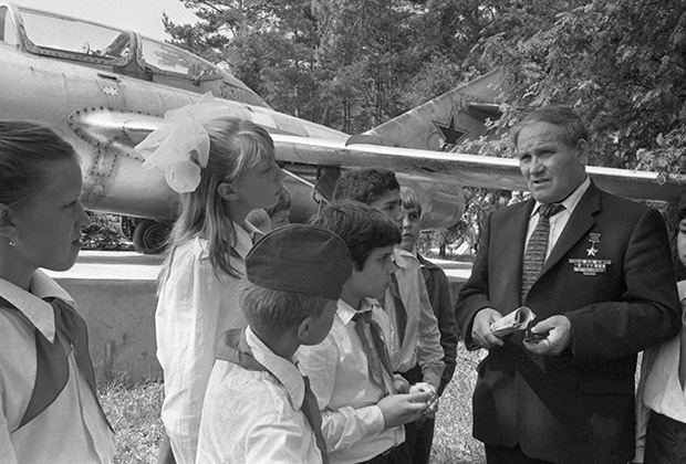 Михаил Девятаев (справа) общается с пионерами. 1984 год