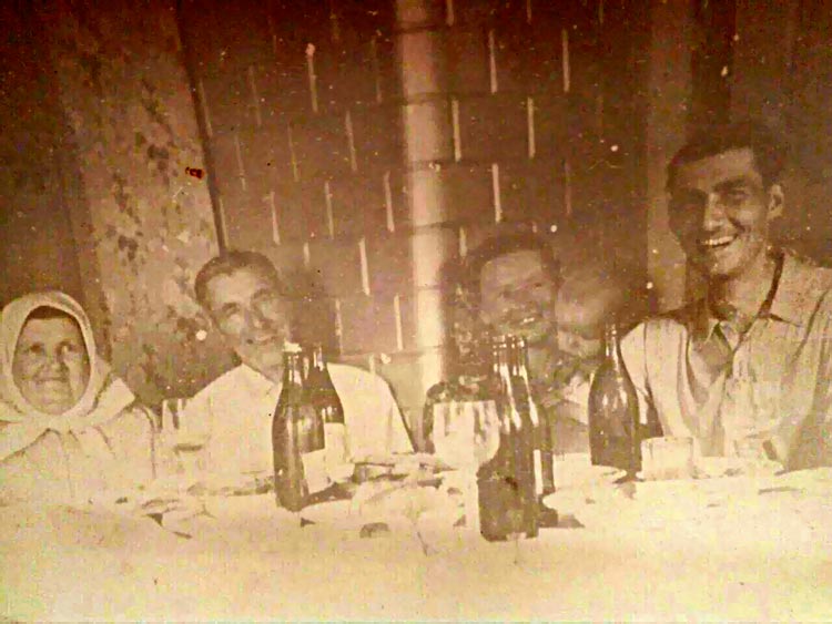 Внук офицера НКВД: «Я публикую дневники деда, чтобы предостеречь людей от ностальгии по сталинским временам» Внук офицера НКВД: «Я публикую дневники деда, чтобы предостеречь людей от ностальгии по сталинским временам» история