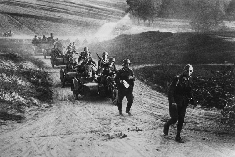 Немецкие мотоциклисты  в составе механизированной колонны движутся по проселочной дороге вскоре после пересечения советской границы. 22 июня 1941 года.