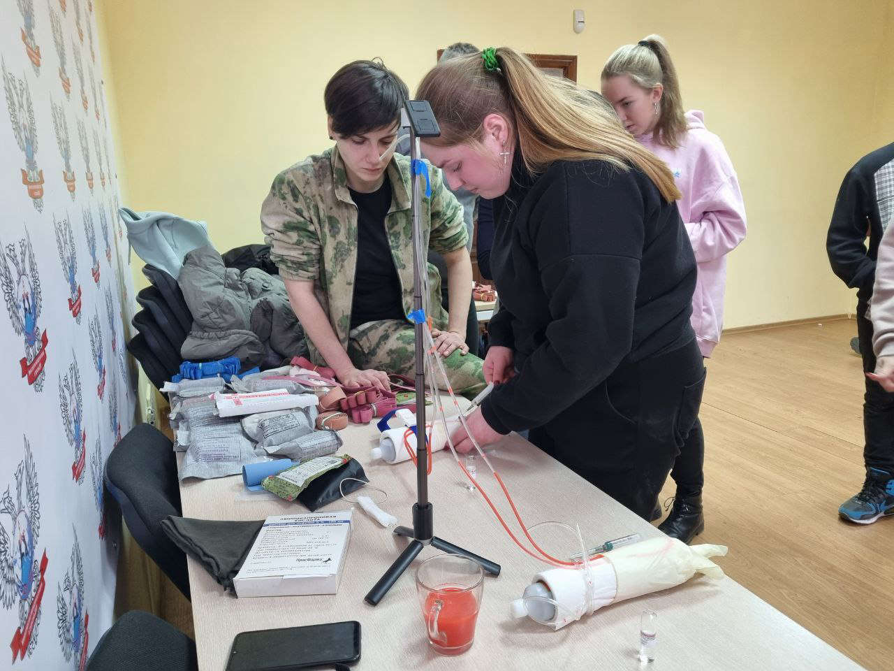 Инструктор из России обучает население ДНР тактической медицине Инструктор из России обучает население ДНР тактической медицине Военкоры ФАН