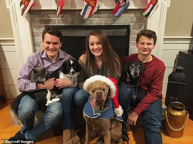 Некрасивый пеc, несмотря ни на что, нашел себе любящих хозяев истории из жизни