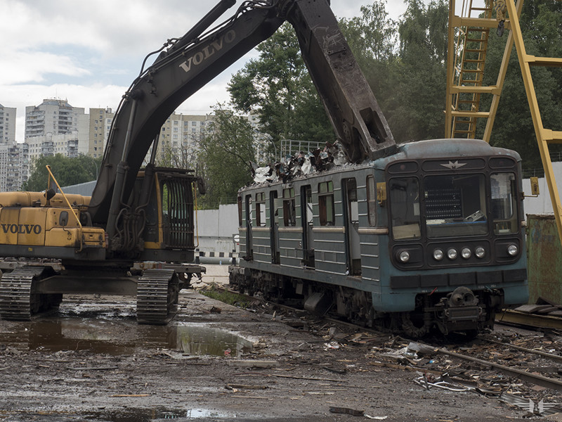 Как умирают вагоны московского метро Как умирают вагоны московского метро вагон, метро, москва, утилизация