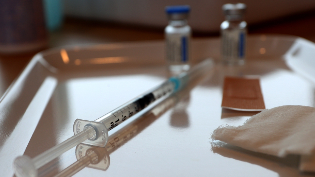 Терапевт дагестанской поликлиники вылила несколько доз вакцины от COVID-19