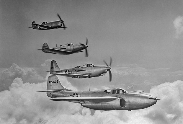 Американский истребитель Bell P-39 Aircobra (второй сверху) и другие самолеты корпорации Bell Aircraft Corporation
