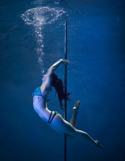 Соблазнительные танцы на пилоне под водой