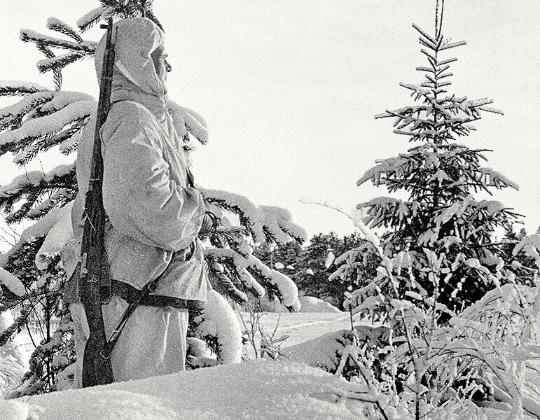 Изображение: Архив фотографий военного времени Финляндии. Финский солдат стоит на страже в снегу. Зима 1939–1940 годов была холодной или очень холодной почти во всем Северном регионе. Зима данного периода занимает четвертое или пятое место среди самых холодных в столетии.