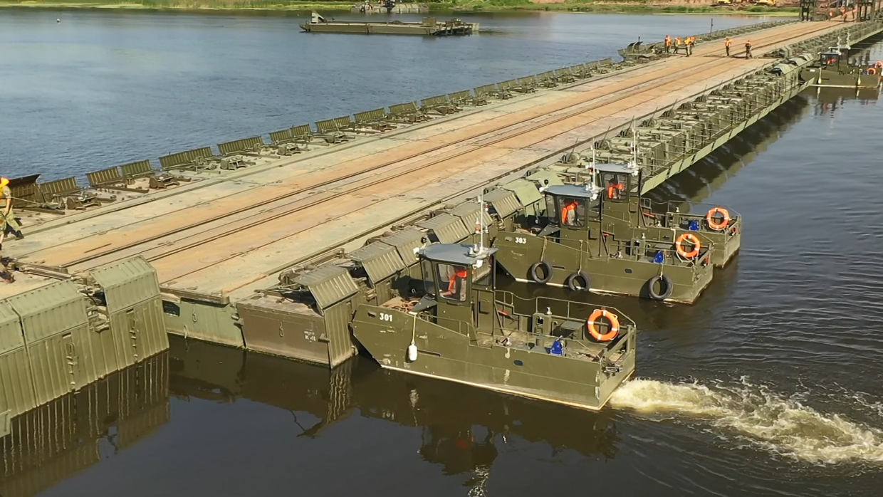 Российские военные побили рекорд по размещению водной переправы на учениях «Запад-2021»