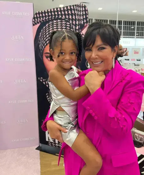 Крис Дженнер, по слухам, недовольна своей подтяжкой лица — эффект оказался недолговечным Дженнер, ДженнерКрис, результат, подтяжку, тысяч, потому, повторную, сделать, хочет, выглядеть, ровесницей, своих, 70летняя, старших, дочерей, считали, Впрочем, нашлись, раскритиковал, работу