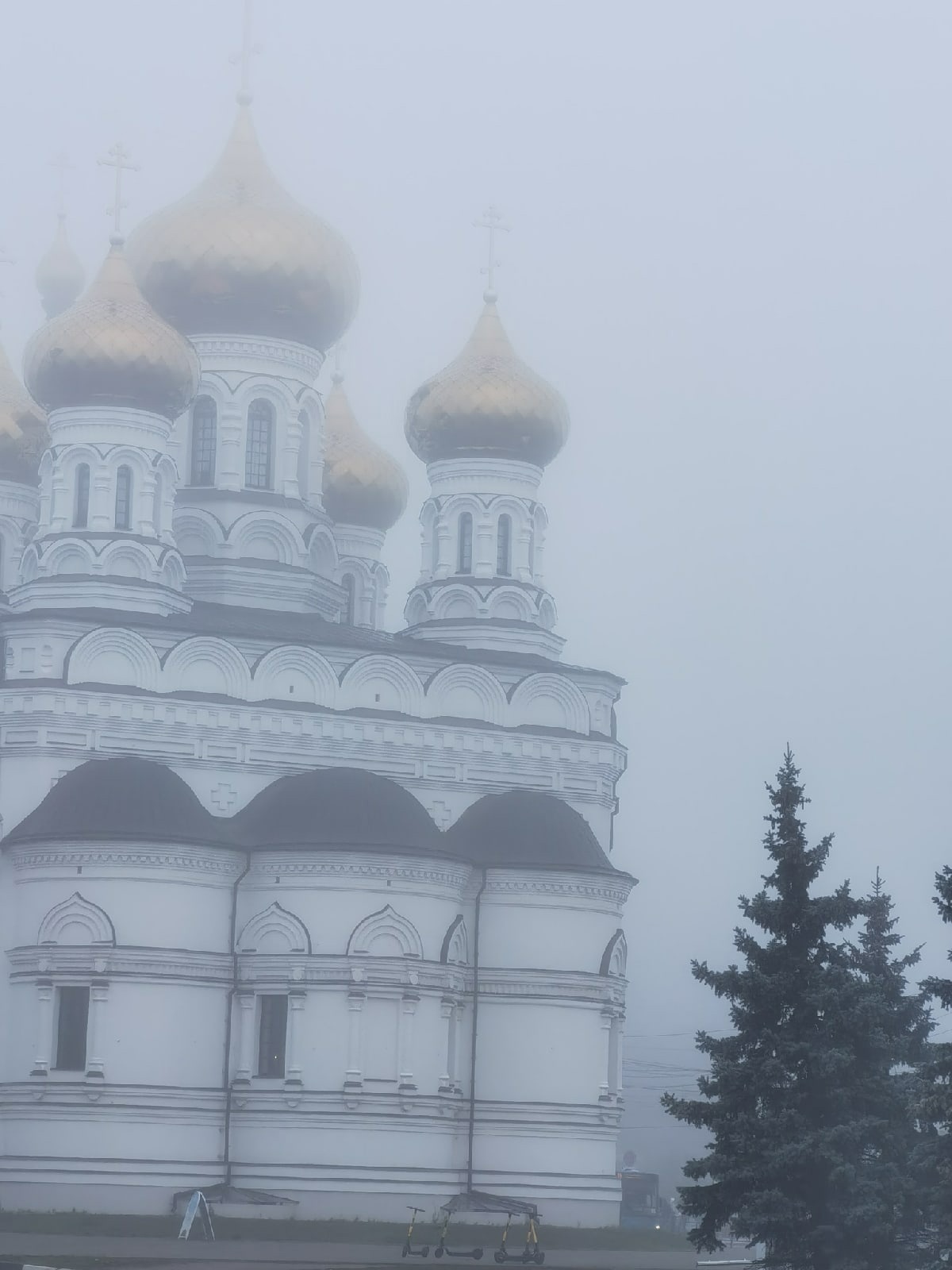 Жители Твери делятся атмосферными фотографиями утреннего тумана