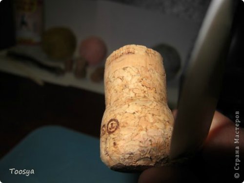Вот такие магниты мышек-воришек из пробок я делаю в подарок своим родным и близким Вот такие магниты мышек-воришек из пробок я делаю в подарок своим родным и близким магнит на холодильник