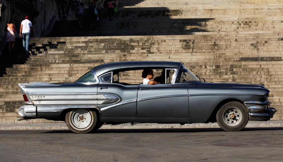 Стильный автомобиль около университета Гаваны