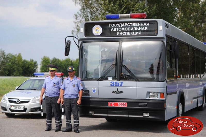 Автобус гаи. Полиция Белоруссии автопарк. Автобус с мигалкой. Полицейские автобусы с мигалками. Белорусские номера милиции.