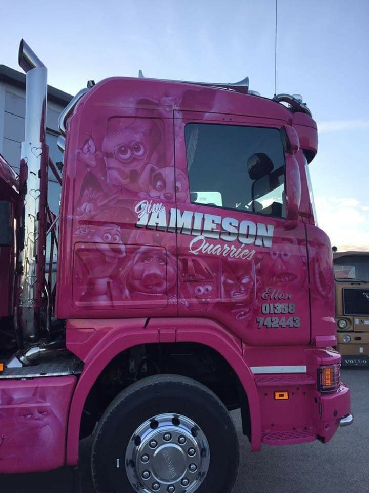 Ярко-розовый грузовик самосвал Scania “Принцесса” - он собирает пожертвования для маленьких пациентов Ярко-розовый грузовик самосвал Scania “Принцесса” - он собирает пожертвования для маленьких пациентов авто