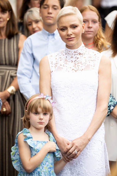 Княгиня Шарлен и Альбер II с детьми посетили традиционный "Пикник Монегасков" Княгиня Шарлен и Альбер II с детьми посетили традиционный "Пикник Монегасков" Монархии