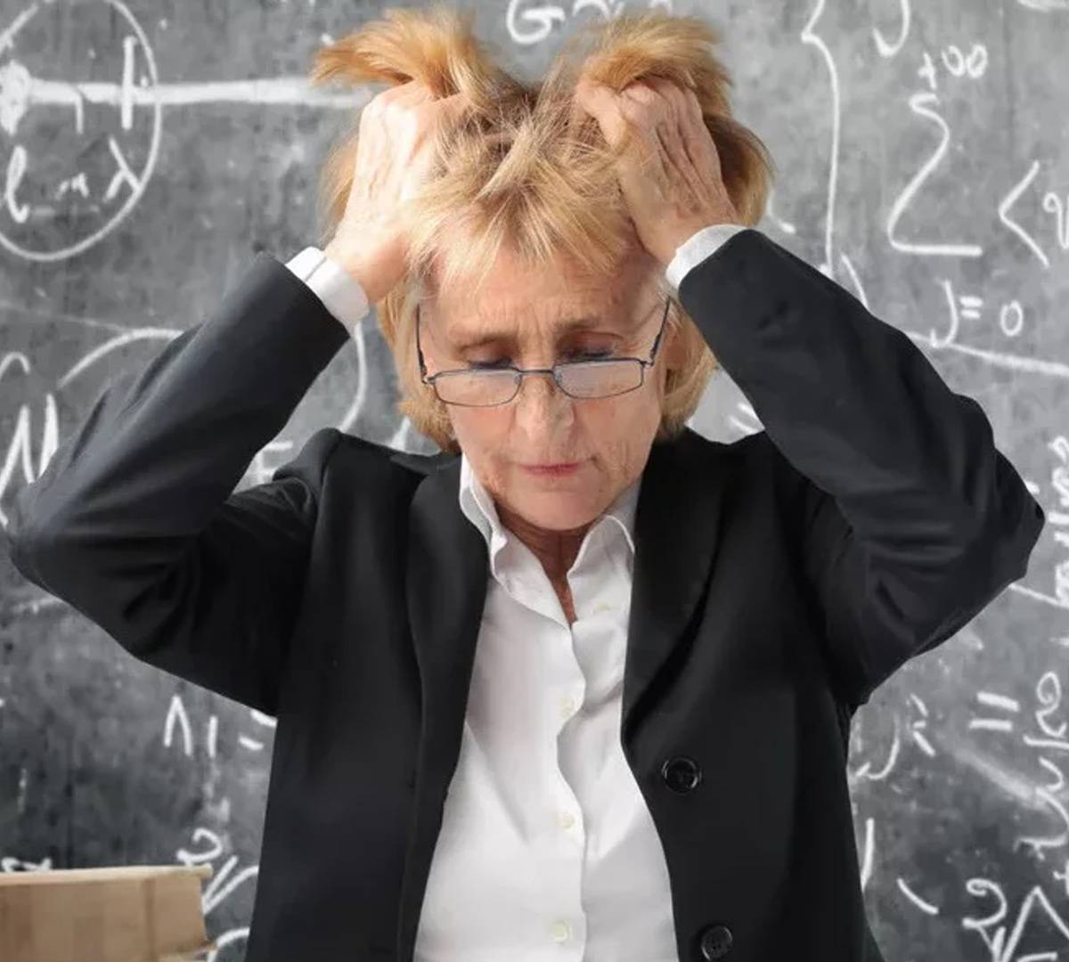 Недовольная учительница. Помешанный учитель. Учительница информатики. Строгий учитель. Злой преподаватель.