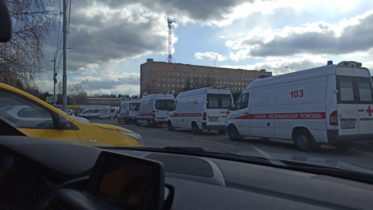 В больницах Москвы кончаются места? Врачи молят об одном: Коронавирус - не шутки. Посидите дома В больницах Москвы кончаются места? Врачи молят об одном: Коронавирус - не шутки. Посидите дома видео, скорой, просто, больницы, подозрением, очередь, пациентов, ситуации, отметил, автомобилей, также, COVID19, своём, текущей, сообщил, помощи, коронавирус, России, случае, когда