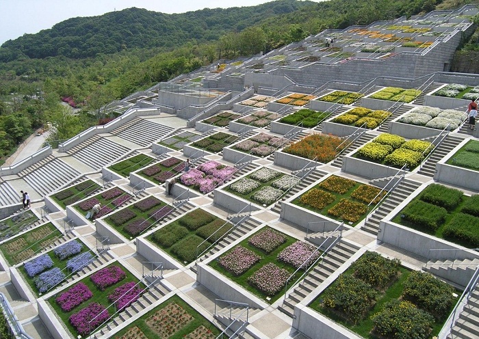 Та выглядит «Лестница мечтаний» (Awaji Yumebutai), состоящая из 100 клумб.