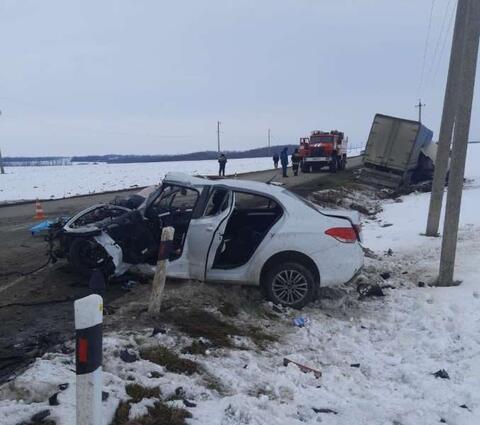 В Адыгее в ДТП «КамАЗа» с иномаркой погибли два человека