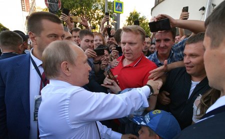 «Я его потрогала!»: Путин неожиданно остановил кортеж и вышел к народу. Реакция людей бесценна!