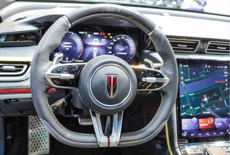 Hongqi H6 седан до -продажа начинается в Китае по цене 28 300 долларов США, оснащена двигателем 2,0 т с турбонаддувом и непосредственным впрыском