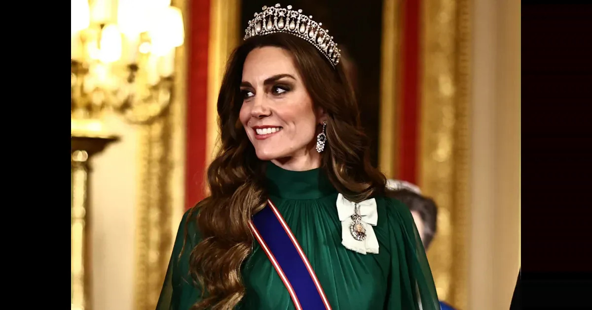 Изумрудный реверанс Кейт Миддлтон: королевская семья устроила пышный приём для президента Нигерии