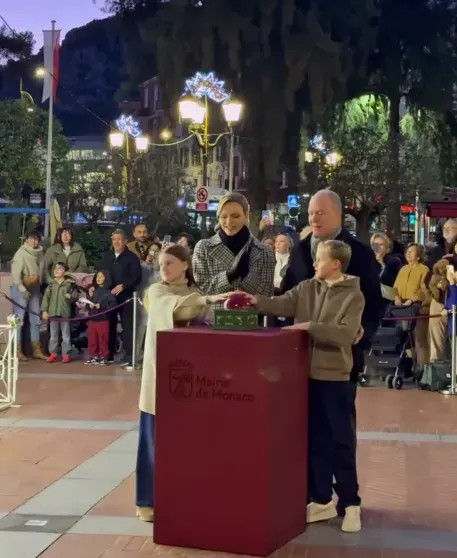 Княгиня Шарлен и князь Альбер II с детьми