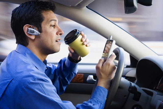 О каком управлении машиной может идти речь, когда водитель держит в одной руке телефон, в другой руль. | Фото: autonews.ua