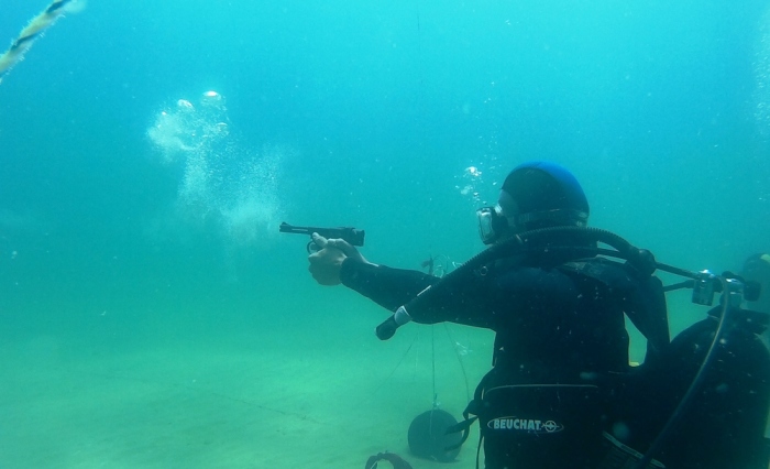 Стрелять под водой очень сложно. |Фото: yvision.kz.