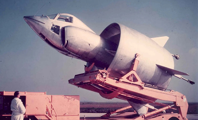 В 1959 году инженеры попробовали создать самолет без крыльев. Вместо них была большая труба