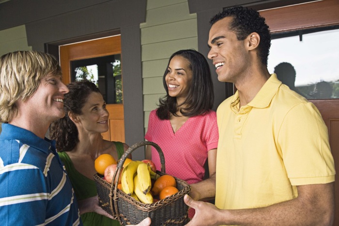 В Америке навестить новых соседей без приглашения с их стороны – это вполне нормальное явление / Фото: blog.nextdoor.com В Америке навестить новых соседей без приглашения с их стороны – это вполне нормальное явление / Фото: blog.nextdoor.com