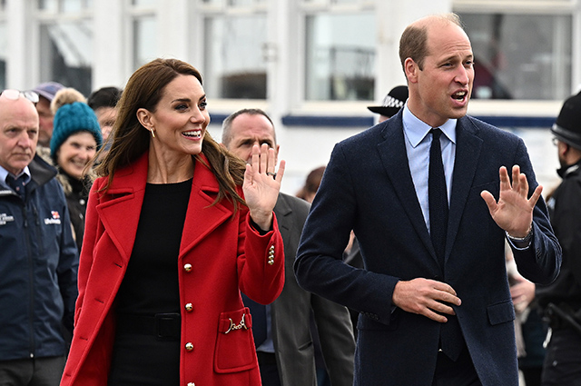 Кейт Миддлтон и принц Уильям совершают свою первую поездку по стране после получения новых титулов