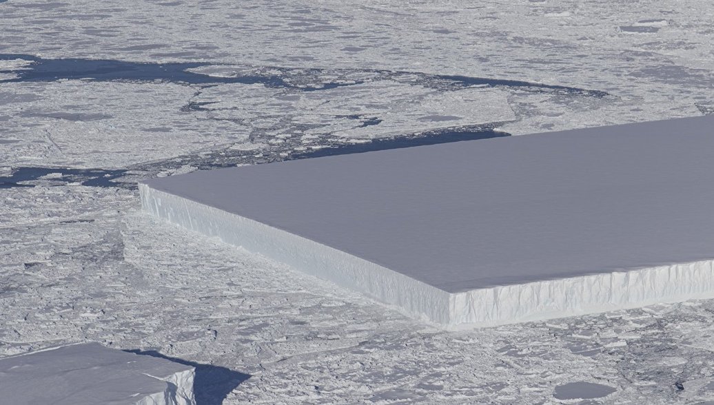 Айсберг правильной формы в Антарктиде
