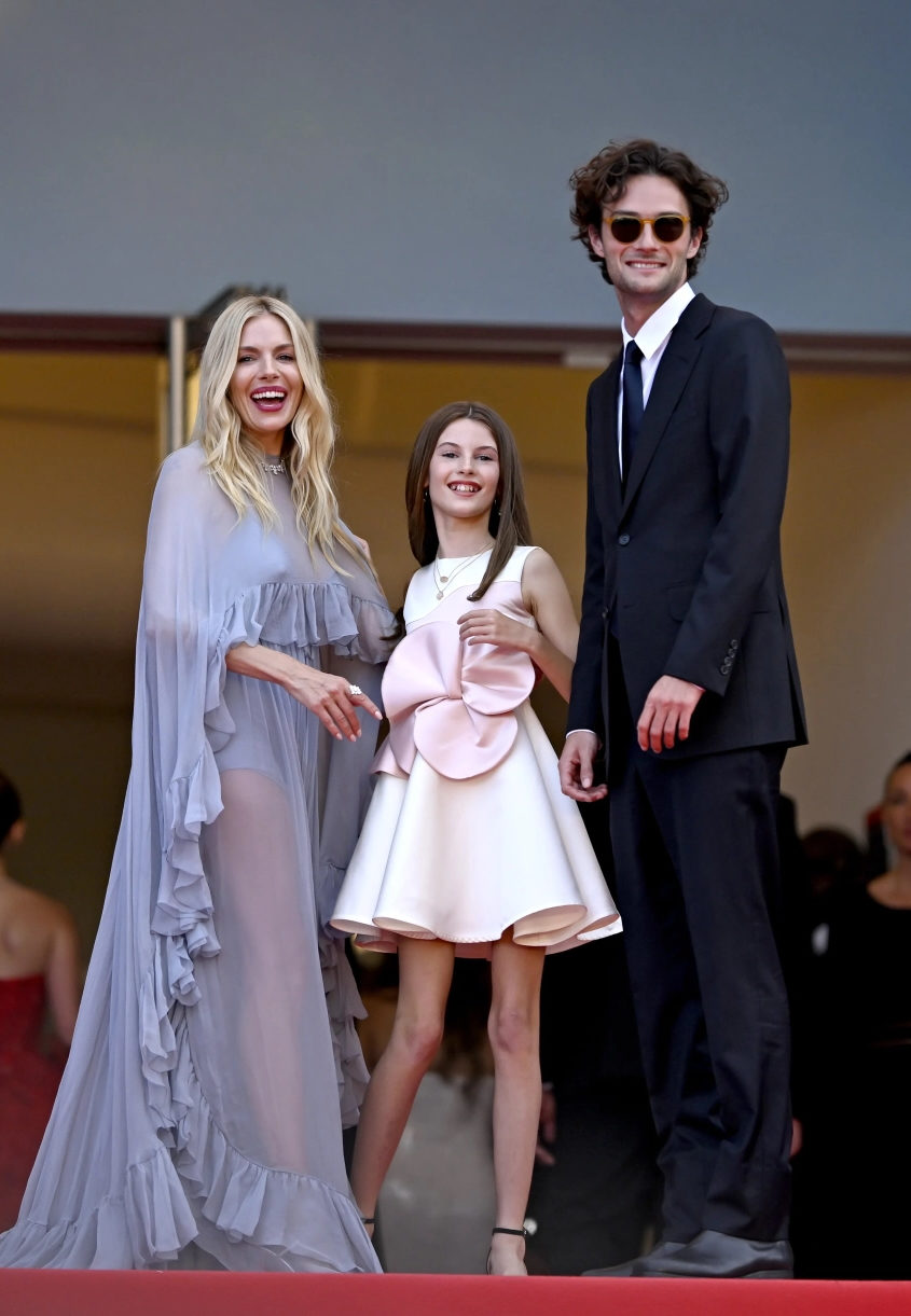 Сиенна Миллер готовится стать мамой в третий раз