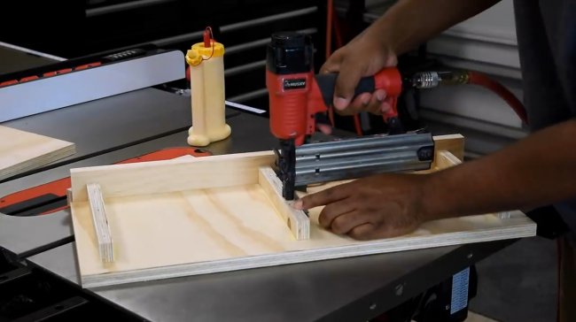 Легкие настенные полки со скрытой подвеской Легкие настенные полки со скрытой подвеской